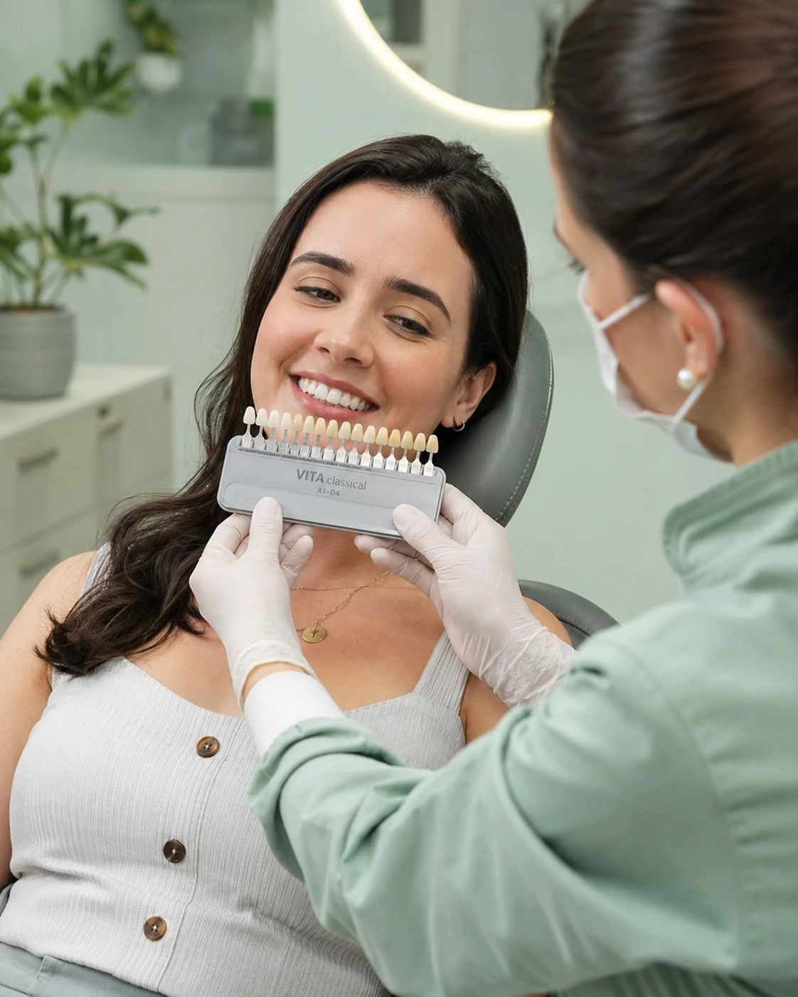 Paciente sorrindo em consulta de clareamento dental